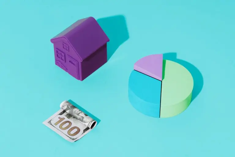 Une maison et de l’argent sur fond bleu.
