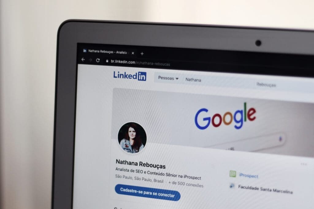 Le profil Linkedin d'une femme est affiché sur un écran d'ordinateur, mettant en valeur ses réalisations professionnelles et ses relations. (Mots clés : Linkedin)