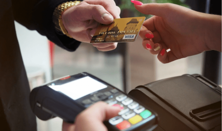 Une transaction entre deux personnes sur un site de dropshipping avec paiement par carte bancaire