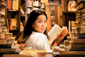 Une marketeuse en train de créer une boutique sur shopify