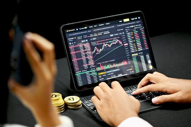 Comment utiliser Uniswap pour la crypto ? 1 person using black tablet computer 1