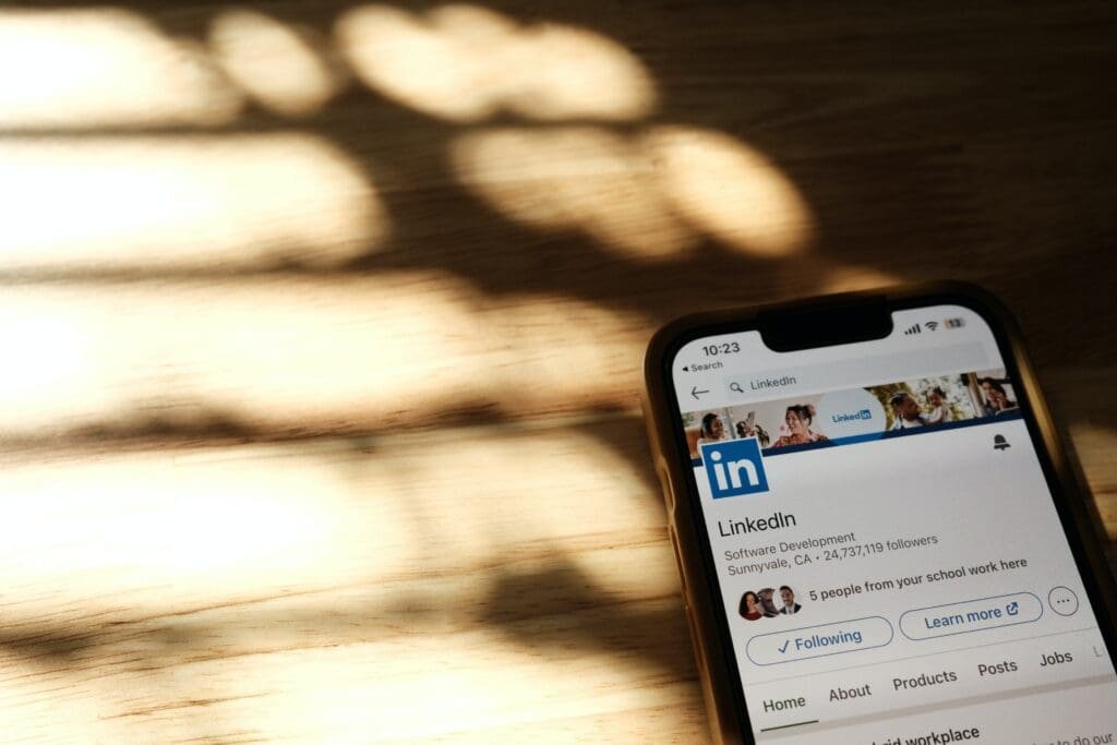 L'application Linkedin s'affiche sur un téléphone et sert de plateforme de réseautage professionnel.