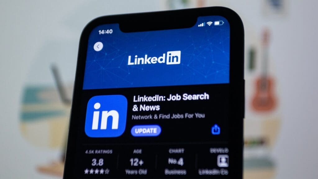 Le logo Linkedin est affiché sur un smartphone, servant de plateforme de réseautage professionnel.