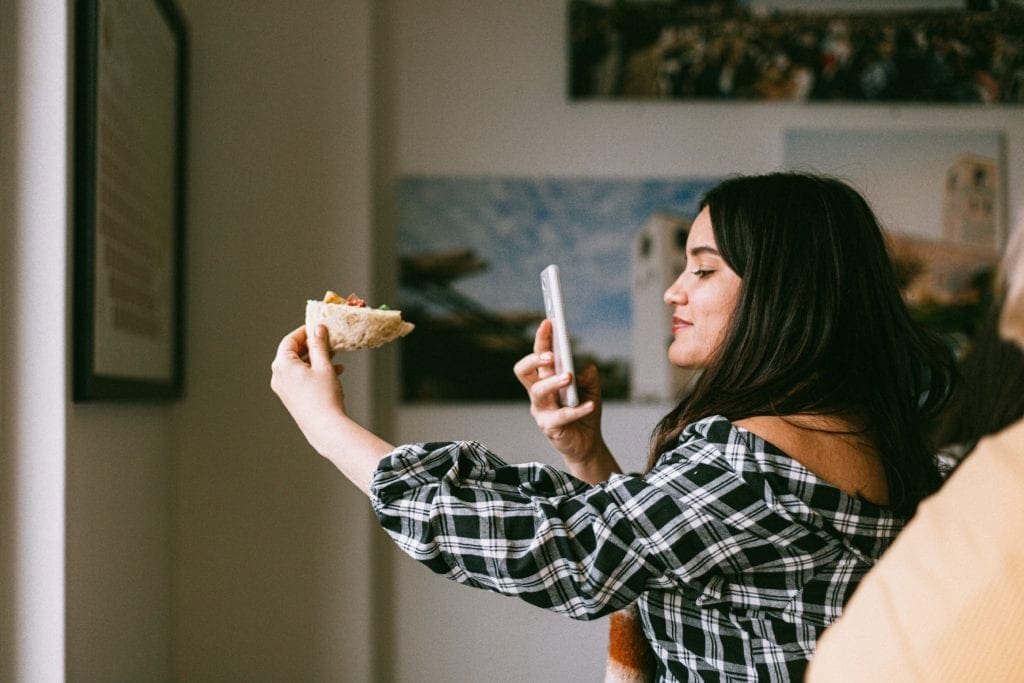 Influenceurs Instagram - Un influenceur peut inciter les clients a acheter vos produits