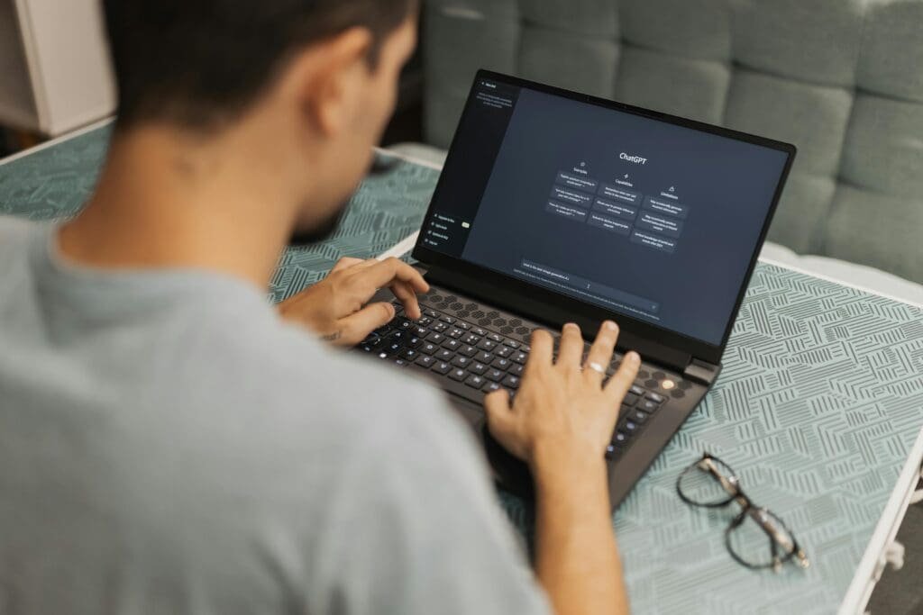 Un homme tapant sur un ordinateur portable tout en connectant Excel et Google Sheets.