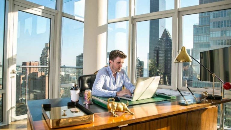 Sam Ovens Avis - Découvrez l'histoire du marketeur 9 Sam ovens est en train de montrer sa formation dans son agence de marketing