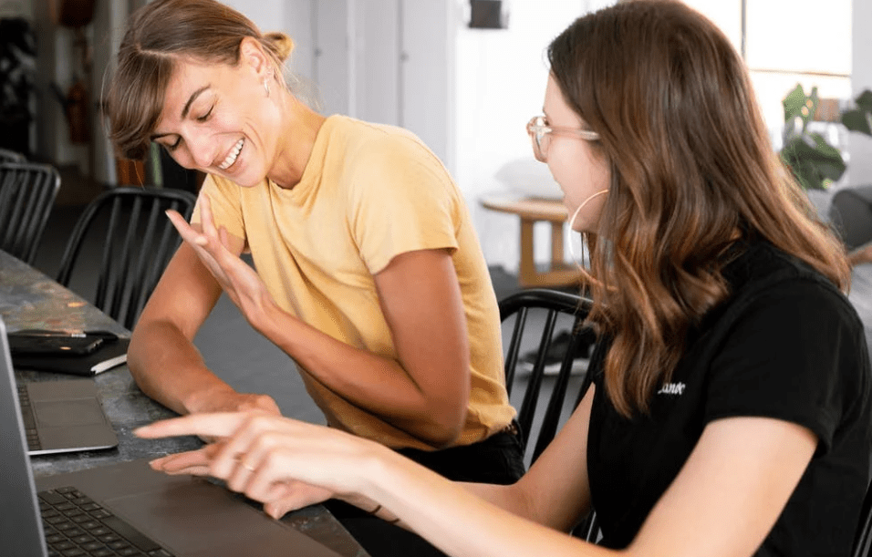 Deux entrepreneuses débattent sur l'ux design d'un site internet et le côté responsive.