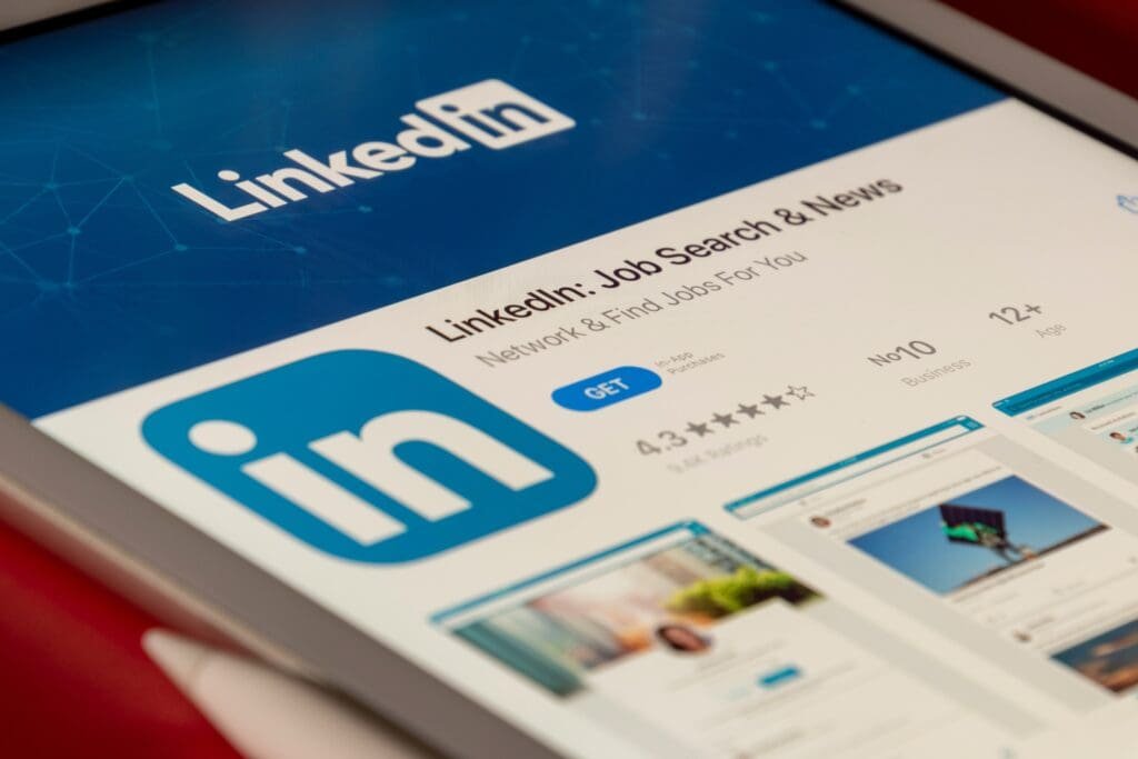 Une tablette affichant l'application Linkedin.