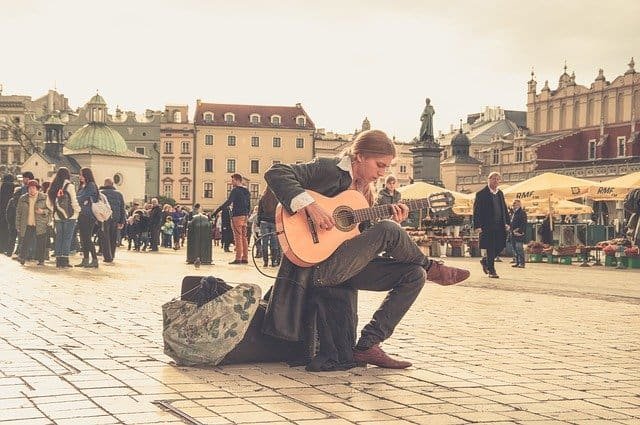 Quels métiers permettent de travailler tout en voyageant ? 3 Travailler tout en voyageant en devenant musicien