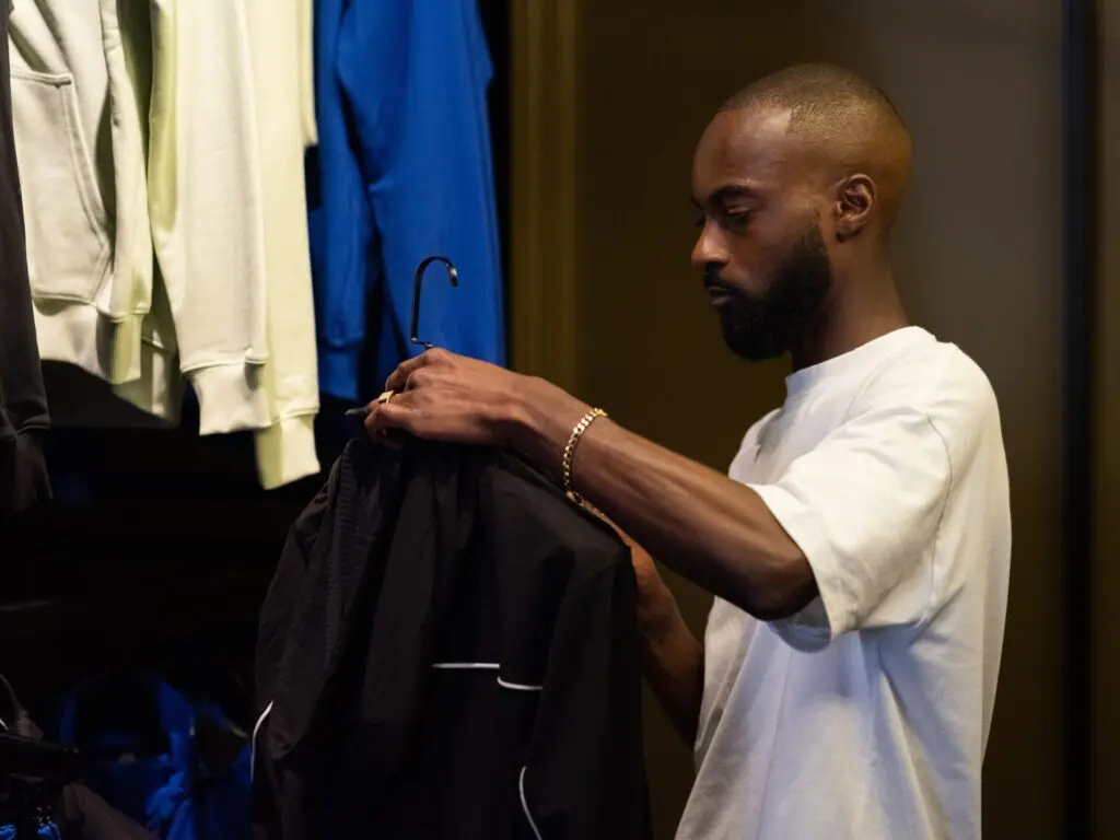 Comment créer une marque de vêtements ? Guide complet 2 Un créateur de vêtement homme.